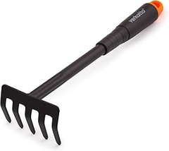 Cómo los Rastrillos de Mano Mejoran el Suelo en Jardinería